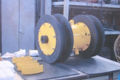 Sealing discs fitted to the tool